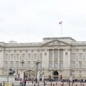 panned view of buckingham palace