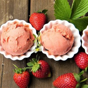 table with strawberry ice cream and strawberries
