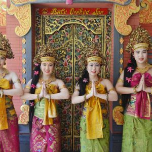 women wearing traditional Balinese clothing