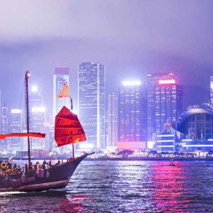 香港张保仔号夜间游维多利亚港